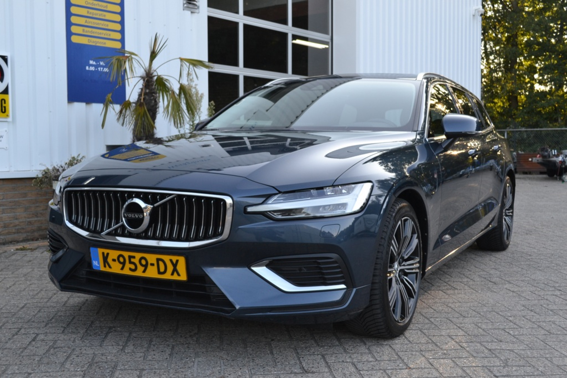 Volvo V60 PHEV 2.0 T8 AWD R. R-Des. 47193753-0.jpg | Autobedrijf Vieto
